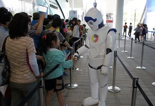 여수엑스포는 지금 로봇 세상 엑스포 곳곳서 손님맞이
