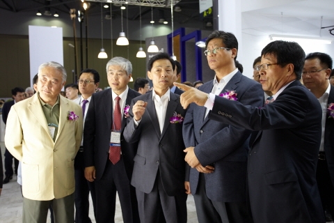 포스코LED, 국내 최초로 AC 직결형 LED 벌브 선보여