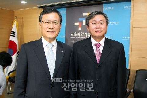 [PEOPLE] 신성철 총장·윤보현 교수, 대한민국최고과학기술인상 수상