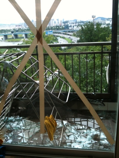 태풍 피해, 서울 흑석동 아파트 유리창 ‘와장창’