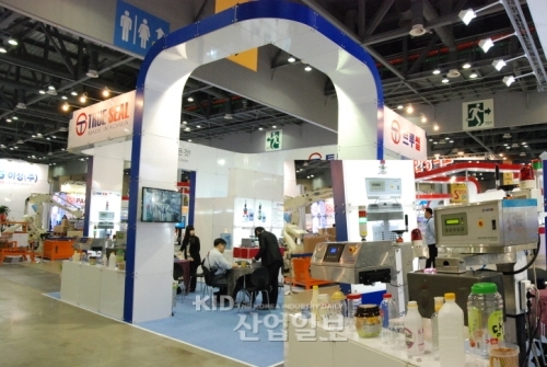 [서울국제포장전 2012 우수참가기업]트루씰, 인덕션캡씰러 국산화 ‘중단없는 생산라인’ 가동 일조