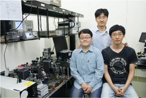 투명한 그래핀을 통해 주입된 전기로 작동하는 나노레이저 개발