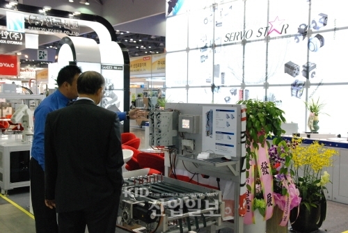 [2012 서울국제포장전 현장스케치] 서보스타, 렌즈와 미쯔비시 로봇 출품