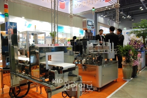 [2012 서울국제포장전 현장스케치] (주)선진SM, 30년 전통의 자동 라벨링 시스템 제조사