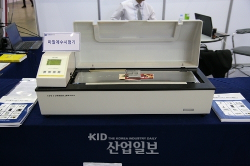 [2012 서울국제포장전 현장스케치] (유)코린스테크, 해외 우수 재료시험기 선보여
