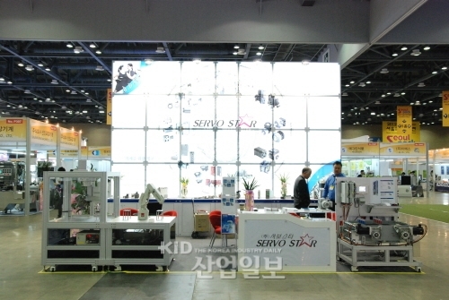 [2012 서울국제포장전 현장스케치] 서보스타, 렌즈와 미쯔비시 로봇 출품