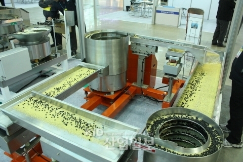 [서울국제포장전 2012 우수참가기업]_제이피시스, 독자 개발한 직선 피더로 ‘블루오션’ 개척