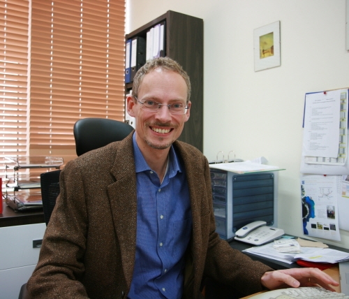 융기원 소속 연구원, 액정고무이용 마이크로 펌프 신기술 개발