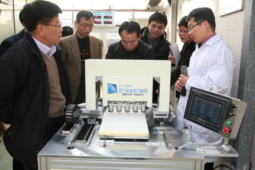 사람보다 10배 빠른 식물공장용 자동파종기 개발 