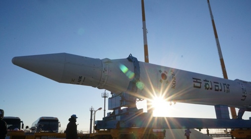 나로호, 발사대로 이송 완료…기립작업 진행