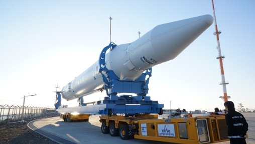 나로호, 발사대로 이송 완료…기립작업 진행