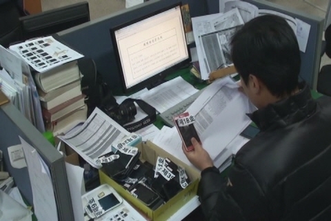 승객이 두고 내린 휴대폰까지 팔아넘긴 택시기사 등 일당 '쇠고랑'