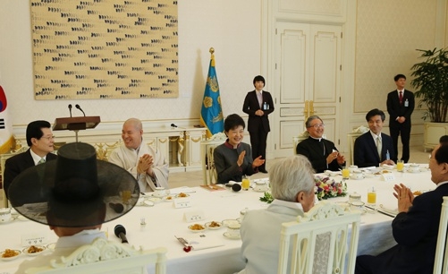 박 대통령 “핵을 머리에 이고 살 수 는 없다” 