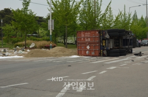 경기도 시흥에서 불산실은 트레일러 전복, 불산유출