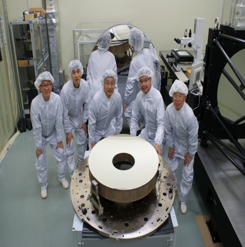 핵심부품인 직경 800 mm 초경량 반사경 ‘우리 손으로’