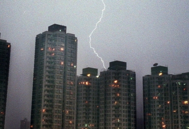 서울날씨, 칠흙같은 어둠, 뇌전(천둥)에 소나기