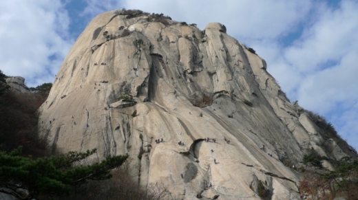 북한산 인수봉 25일까지 전면 출입통제…낙석제거 작업진행