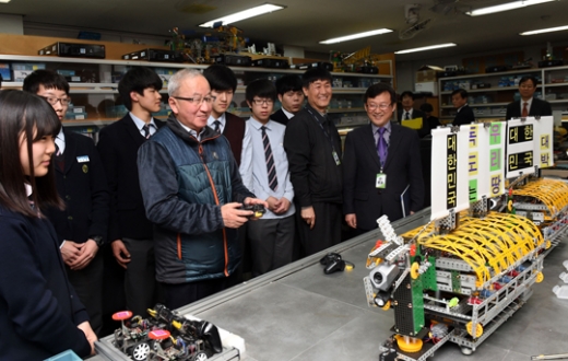 현 부총리 “고교 기업맞춤형반 1천개 이상 확대”