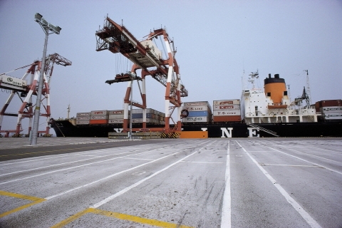 하반기 수출, 선박·석유화학, 철강제품 '상저하고 예상'