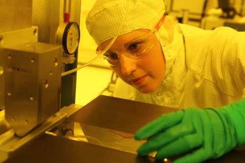 에보닉 “진공 증착·열관리 없는 디스플레이 코팅 시대”