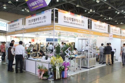 [코리아팩 2014 현장스케치] 한신라벨부착기㈜, 제품 투입 컨베이어 일체형 선보여