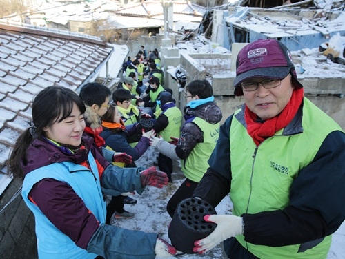 철강업계 6년째 변함없이 사랑의 연탄 배달