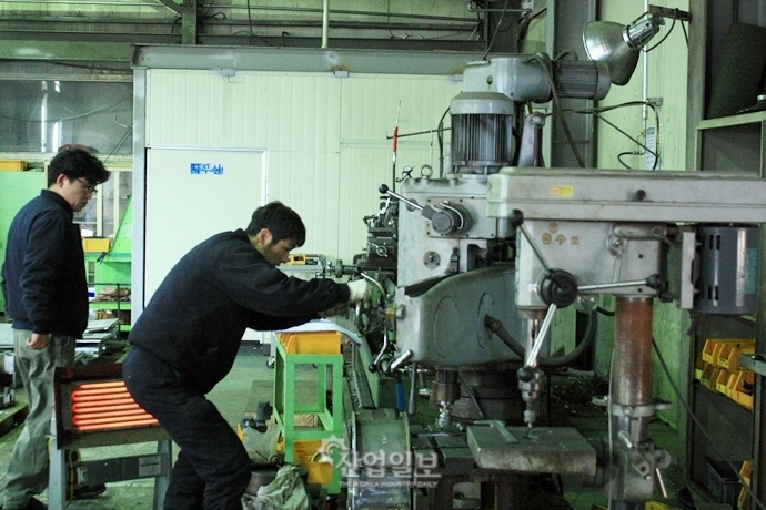 [MACHINEⅡ] 2015년 12대 주력 산업, 수출에서 활로 찾는다