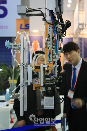 [KOPLAS 2015] 한양로보틱스, 융·복합 취출로봇으로 사출현장 혁신