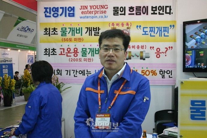 [KOPLAS 2015] 진영기업, ‘물개비’로 사출업계에 편리함 더한다