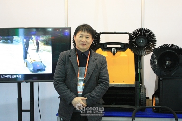 [KOPLAS 2015] 제세코퍼레이션 무동력 청소기로 먼지 싹~