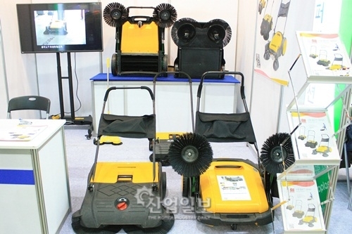 [KOPLAS 2015] 제세코퍼레이션 무동력 청소기로 먼지 싹~