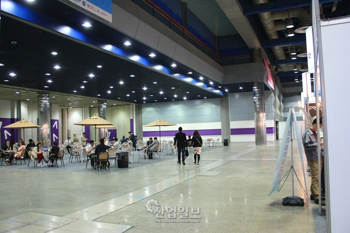 [Exhibition]무색무취 전시회, 업체들 등 돌린다