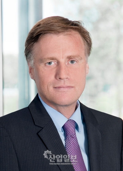 300mm 박막 웨이퍼 기술로 시장 우위 점령