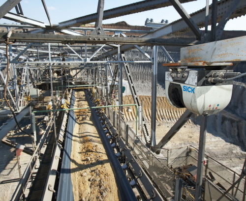 정확한 측정 요하는 컨베이어 작업 환경