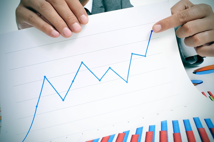 올해 경제성장률 2.4%로 하향조정, 내년도 2.6%에 그쳐