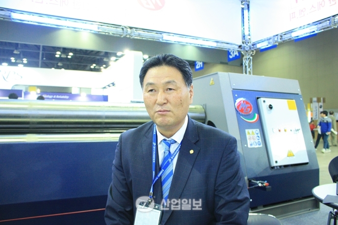 [2015 한국기계전]신한 에스.엔.피, “장인정신으로 만든 기계 공급한다”