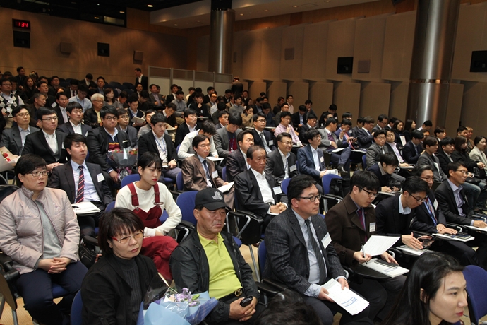 스테인리스, 키친&리빙 가구 디자인에서 빛나다