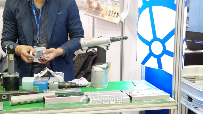 [KOMAF 2015] 신우산업, 필수 엔지니어링 부품만 고집하다