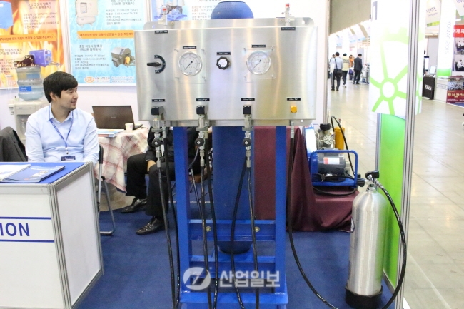 [KOMAF 2015] 에이앤지테크, 고압 공기압축기 선보여