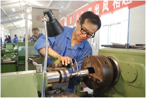 中 공작기계 수치제어 기능공들  웃음꽃 '활짝'