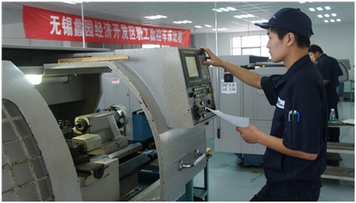 中 공작기계 수치제어 기능공들  웃음꽃 '활짝'