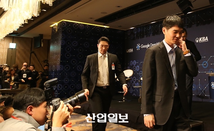 알파고의 포커페이스, 이세돌은 흔들렸다