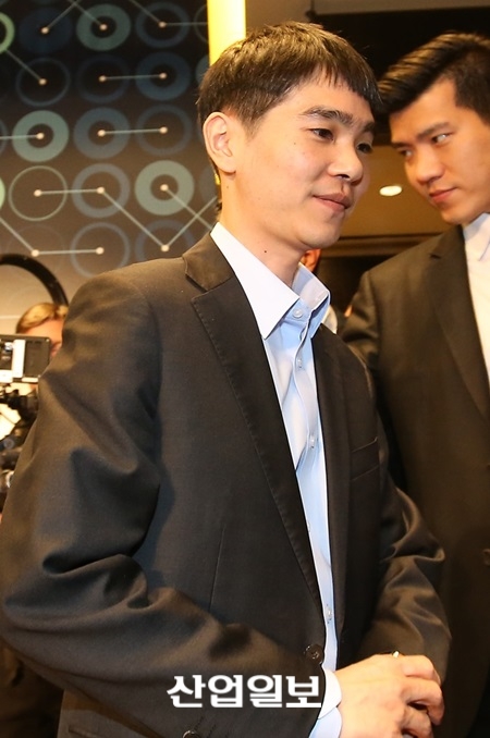 알파고의 포커페이스, 이세돌은 흔들렸다