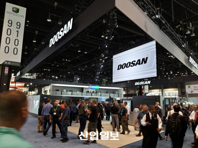[IMTS 2016] 미국 바이어들 매료시킨 두산공작기계