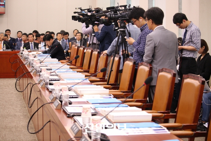 20대 국회 국정감사 파행 속, 산업통상자원위 개의