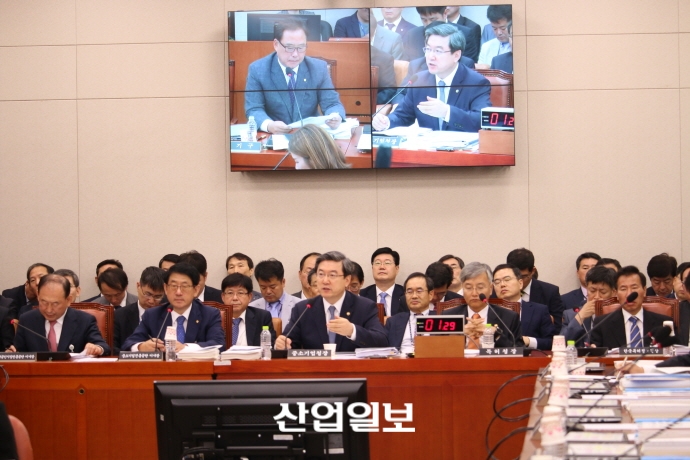 20대 국회 국정감사 파행 속, 산업통상자원위 개의