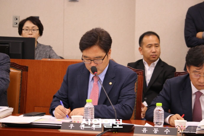 20대 국회 국정감사 파행 속, 산업통상자원위 개의