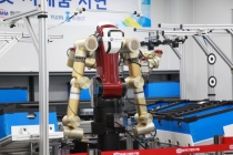 산업현장서 반복 업무 가능한 산업용 양팔로봇 개발