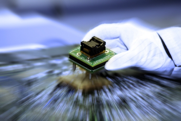 반도체 장비 수주액, 장비 출하액 보다 앞서 나가