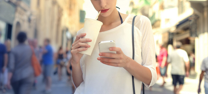 보행 중 스마트폰 사용으로 인한 사고 증가